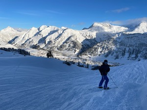 Giley on-piste, mountains in the background, blue skies